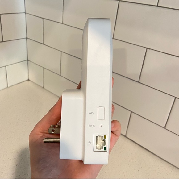 NetGear | Dual-Band WiFi 6 Mesh Extender Plug In Internal Antenna 1.8 Gbps - Picture 2 of 7